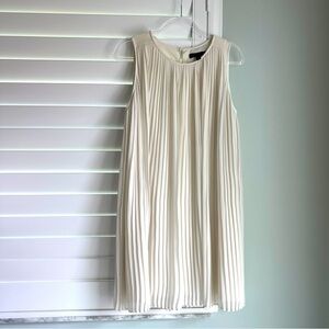 Banana republic white size medium pleated shift dress